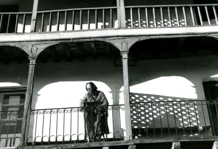 vieja en balcon de chinchon